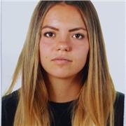 Studentessa di economia impartisce lezioni private di economia aziendale per studenti superiori